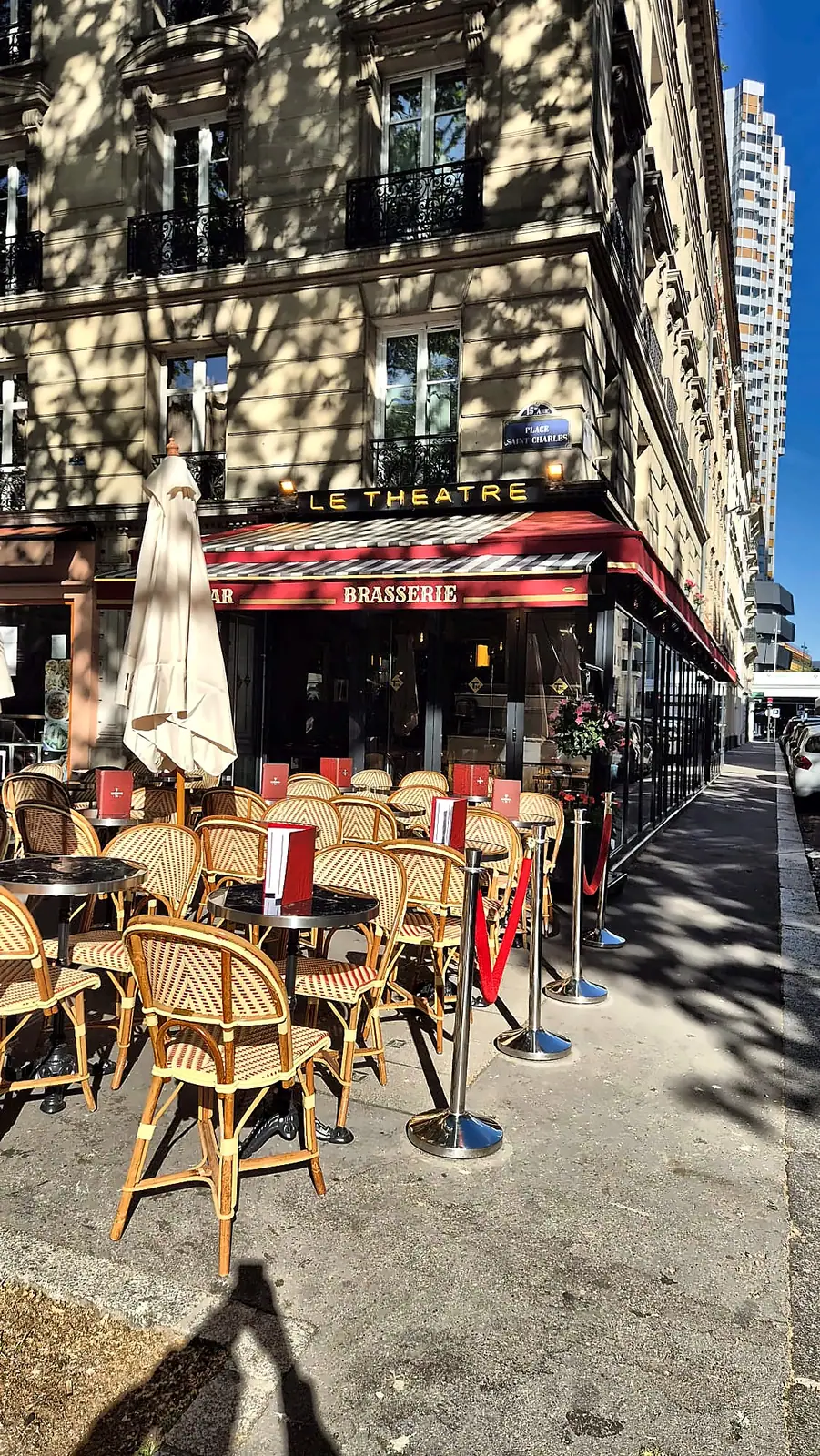 La façade du Théâtre 56 et sa terrasse, à l’angle de la place Saint-Charles
