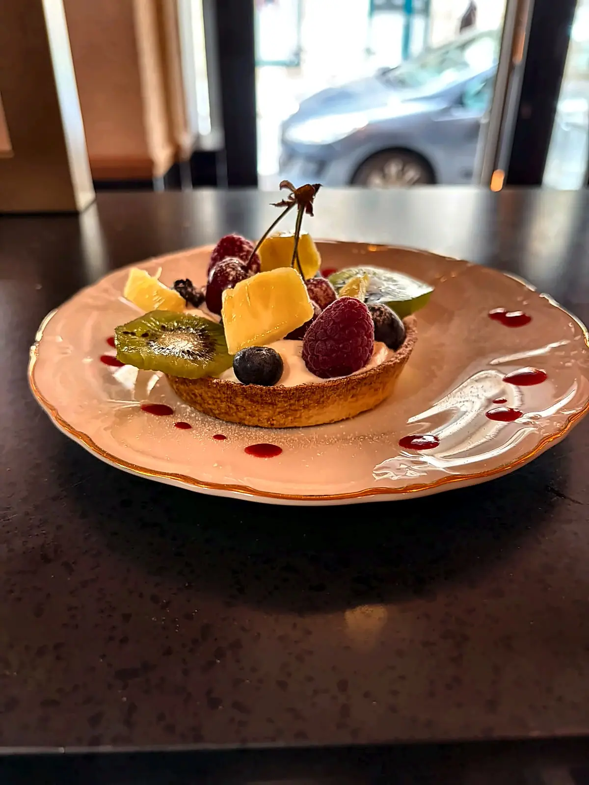 Tartelette aux fruits frais, de profil